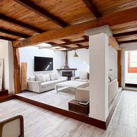 Calyssa Luxury Near Center *