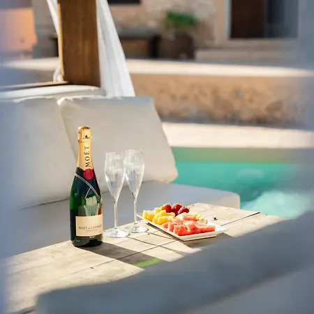 Calyssa Luxury Near Center *